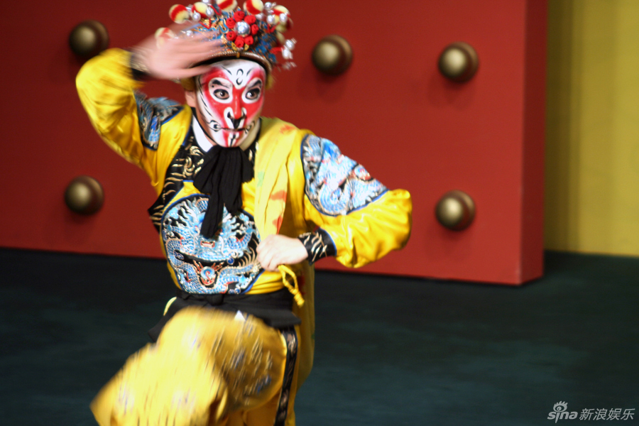 京剧演员李阳鸣，学习京剧表演技能的全步骤指南