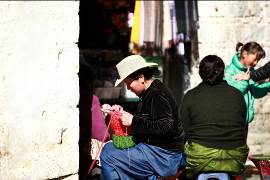 中国男同最新视频推荐，小巷深处的特色小店探秘之旅